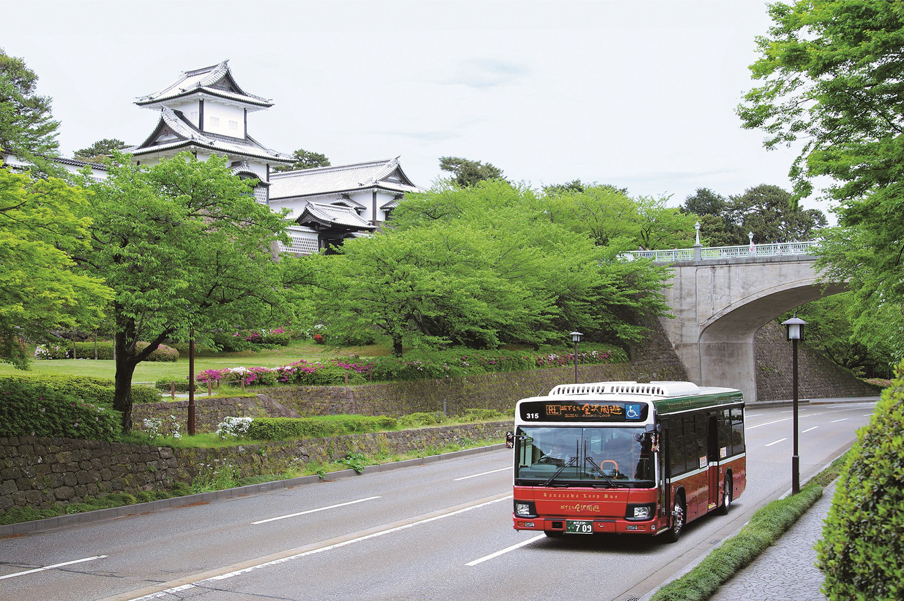 右側路線「城下町金澤遊覽巴士」以紅色車身標示（照片由金澤市提供）