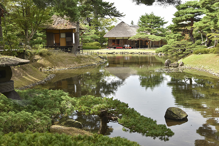 據說「心字池」是「心」字的形狀。 左邊的建築是“樂壽亭”，右邊是“御茶屋御殿”