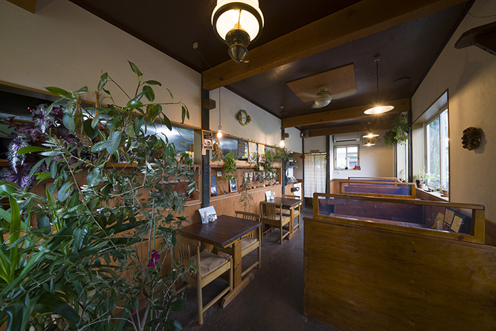 可愛的木屋風格店。 許多男性顧客也來店裡