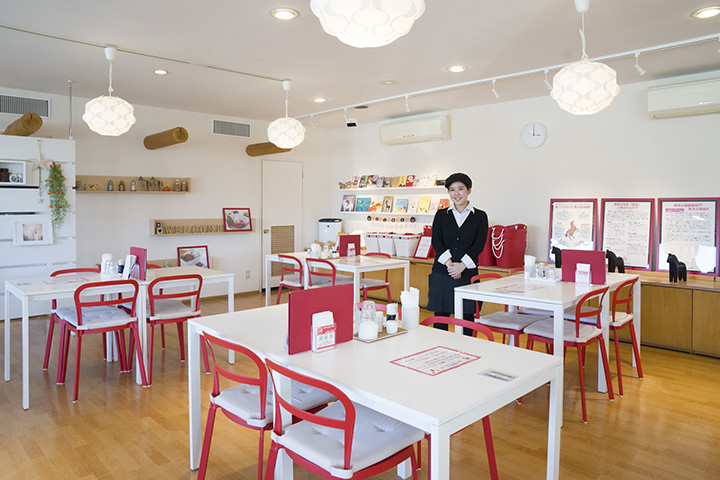 在紅白相間的餐廳享用慶祝活動中經常吃的馬肉