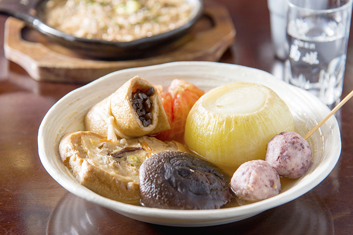 關東煮是“香菇”200日元，“御所車”300日元等，從前面順時針方向。 後面的盤子是「山藥鐵板燒」700日圓（未稅）