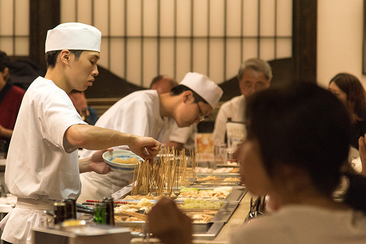 有25個座位的吧台。 可以一邊看關東煮一邊用餐的特別座位