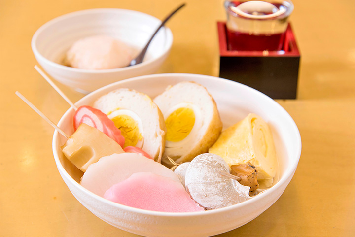 關東煮是100日圓~。 前景盤子的正面和背面是「爆團」390日圓。 後面的盤子是「蝦麵」600日圓