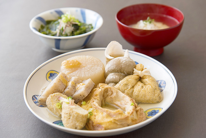 關東煮是100日圓~。 右後方是「湯飯」250日圓，左後方是「新輪島海女手工採摘的天然海苔」300日圓（不含稅）