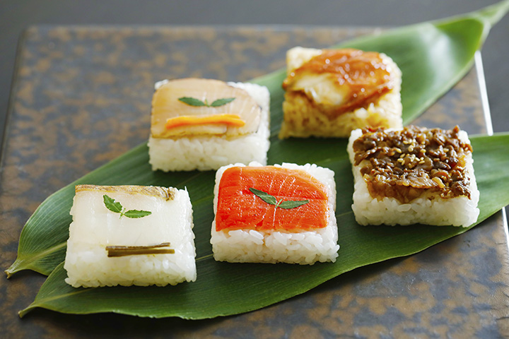 前景從右邊順時針方向，能登牛時雨、天然紅鮭魚、國產紅鯛魚、炙燒鰤魚、國產海鰻