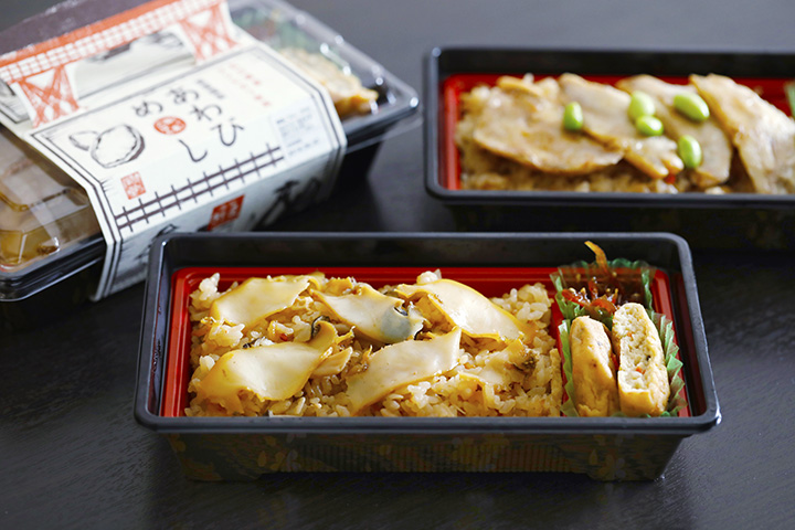 前景是著名的「鮑魚」。 後面的「喉嚨黑飯」只有在nodoguro上桌時才有