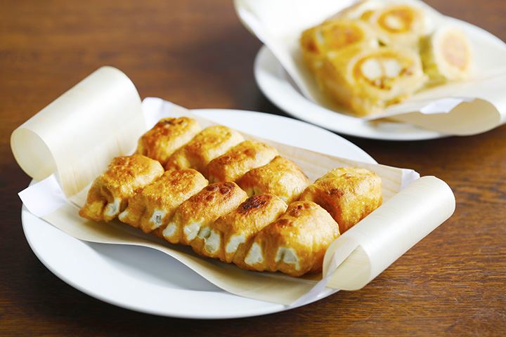 前景是炸好的「白餃子」，後面是「烤餃子」。 在烤箱中重新烘烤並品嚐後非常美味