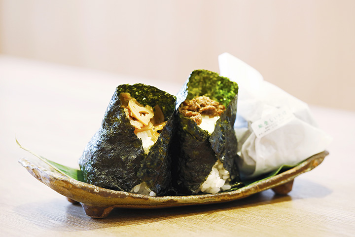 1個飯糰140~400日圓。 它只有150克，很大塊，裝在漢堡袋裡外帶。