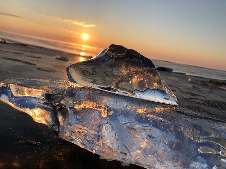 根據光線和溫度的不同，呈現出各種顏色和光彩，是海洋本身的明珠。