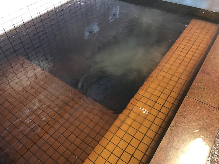 距離帶廣站僅幾步之遙，建議泡熱水結束行程