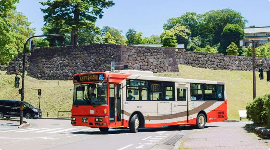 巴士前方及側邊設有目的地、停靠站及路線號碼的顯示屏（圖片由北陸鐵道提供）