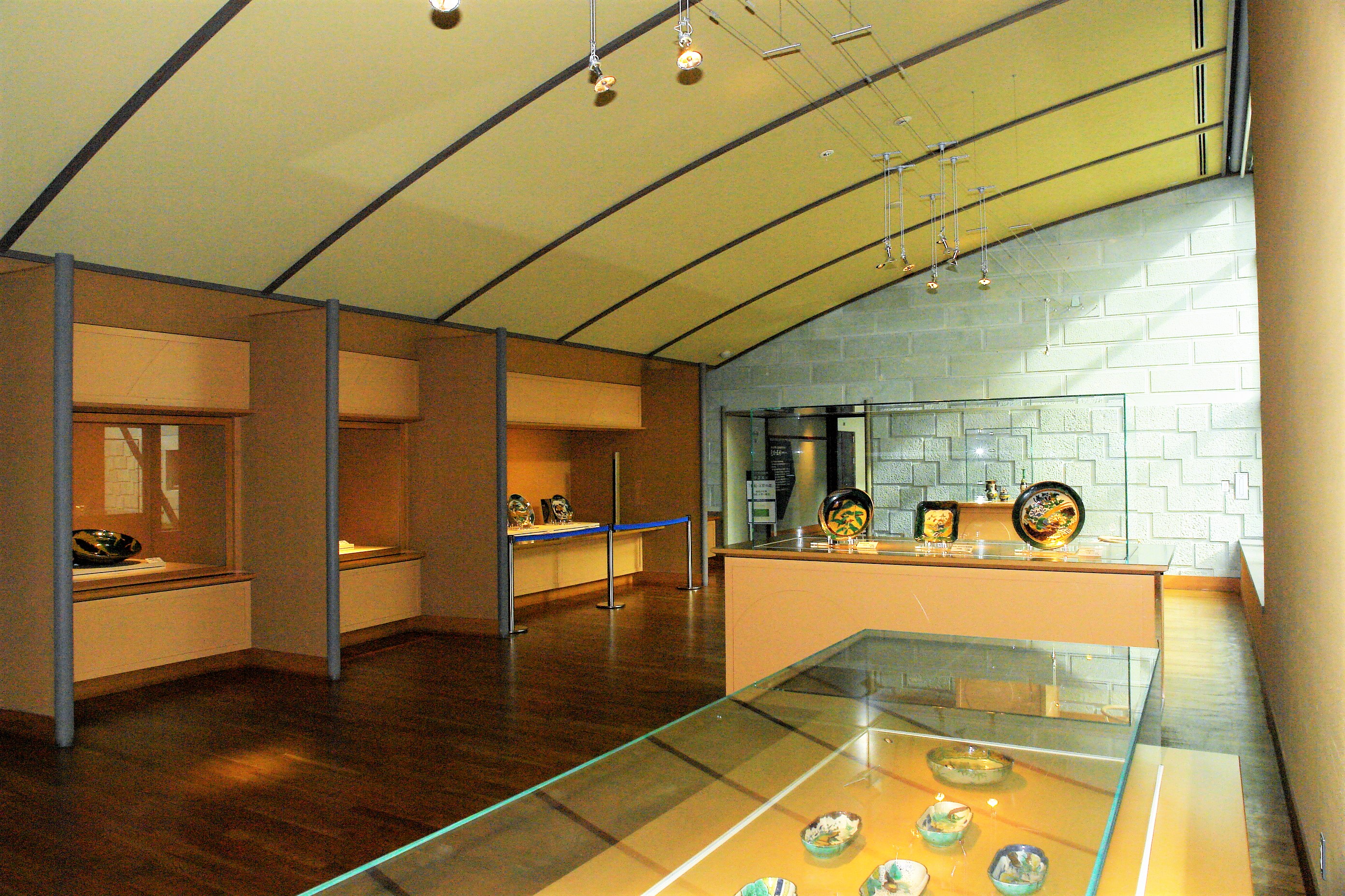 在「藍色手柄室」中，展出了用綠色顏料繪製的作品