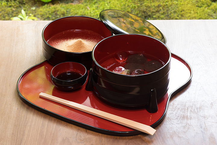 這是用100%蕨粉製成的真正的蕨麻糬JPY1320 附有焙茶