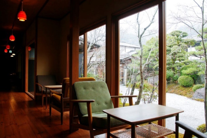 古董斯堪的納維亞家具在現代日式空間中熠熠生輝