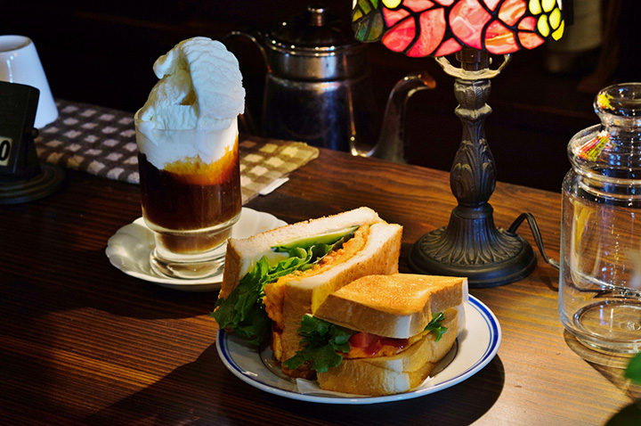 蔬菜豐富的蛋吐司 500 日元，咖啡漂浮 600 日元