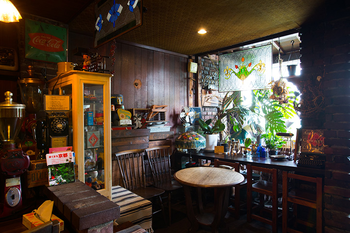 經營古董生意的第一代人排著在美國收集的雜貨