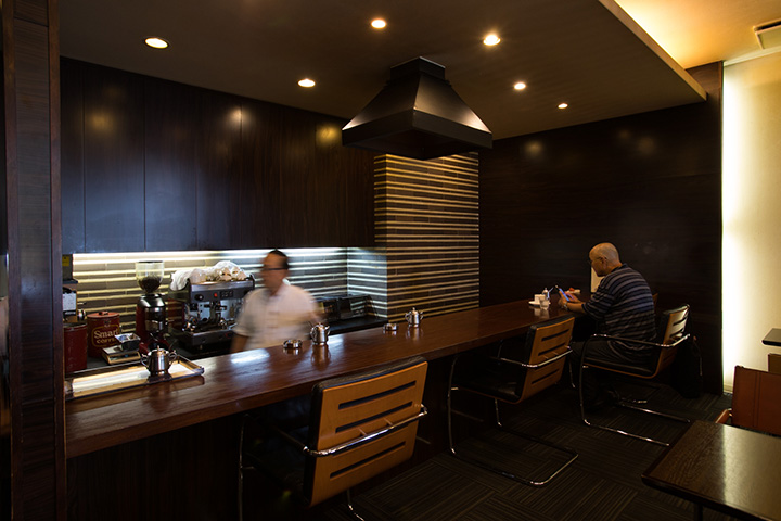 吧台座位是電影愛好者的放鬆場所