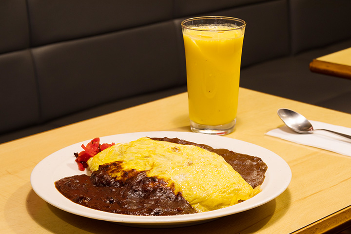 「混合果汁」是關西不可或缺的咖啡店，售價450日圓。 「蛋包飯拼盤咖哩」850日圓