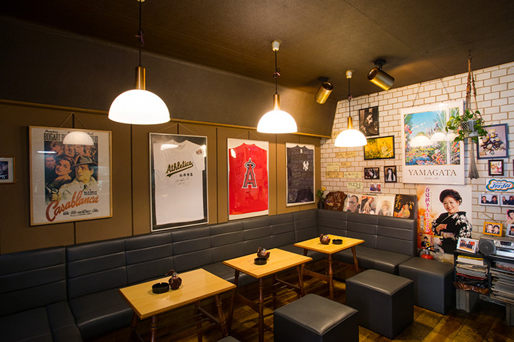店內裝飾著電影的海報和常客的舞台。