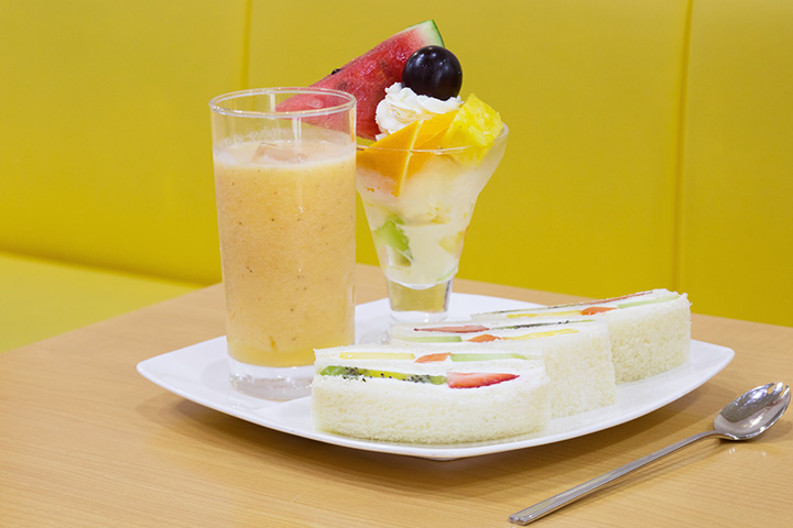 「迷你凍糕套餐」結合了水果三明治、混合果汁和迷你水果凍糕JPY1210