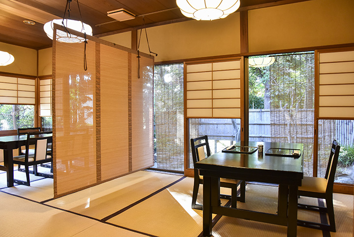 每張桌子都用簾子隔開