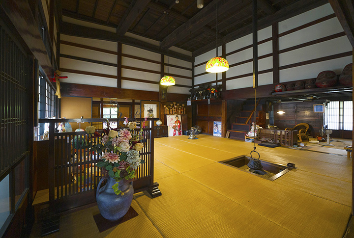 進入店內，眼前就有一個壁爐。 餐點在後面的 32 張墊子的大廳供應。