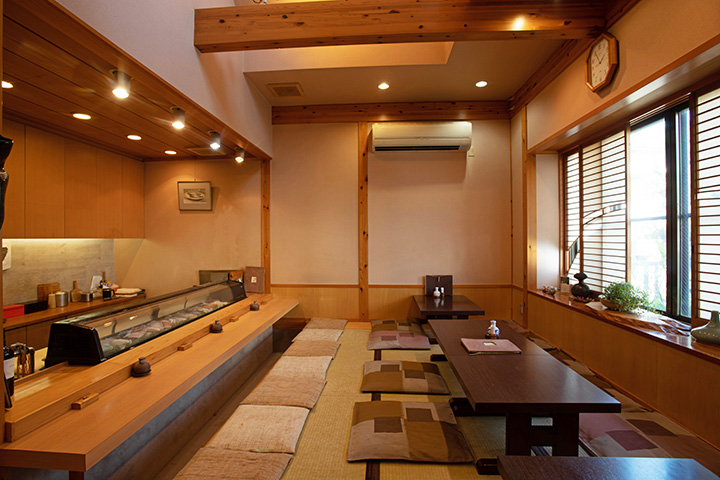 玻璃櫃裡擺滿了新鮮的食材