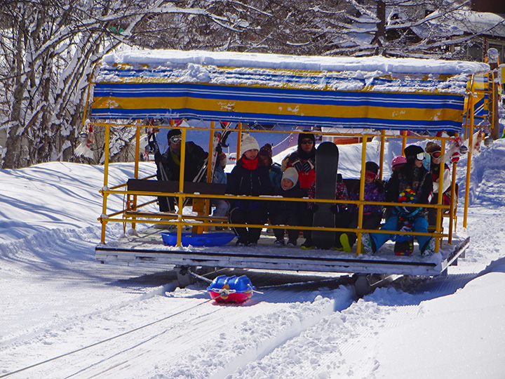 孩子們在愉快的旅程中微笑