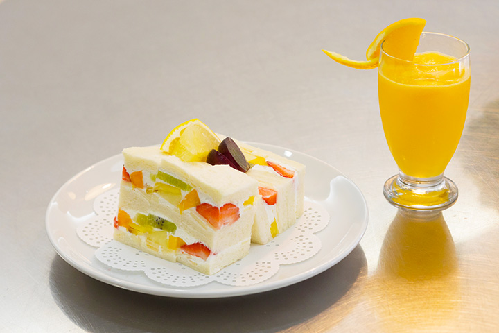 7가지 과일과 100% 신선한 주스가 들어간 과일 샌드위치 JPY1200 JPY700