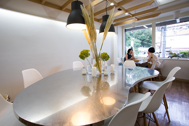 창턱에 놓인 과일은 장식이 아니라 익기를 기다리는 것입니다