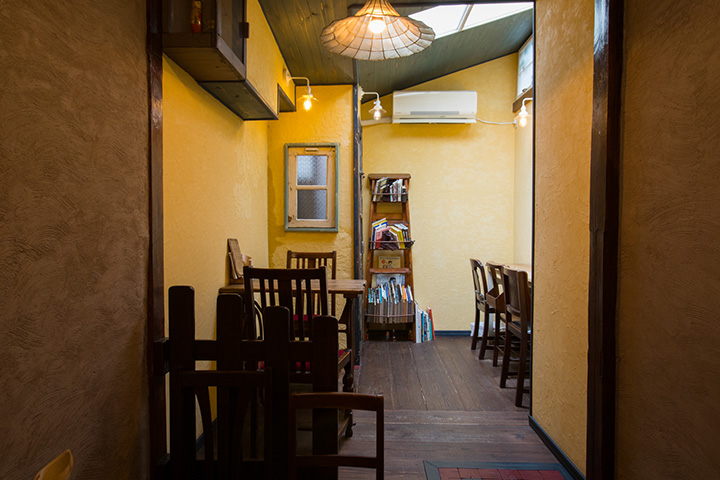 길고 좁은 점내는 장어의 침대라고 불리는 교토 타운하우스를 꾸준히 리노베이션하여 만들어졌습니다.