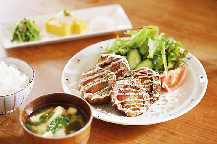 「番茄碎」配自製醬汁900日圓。 它還配有一個小碗，例如煎蛋捲