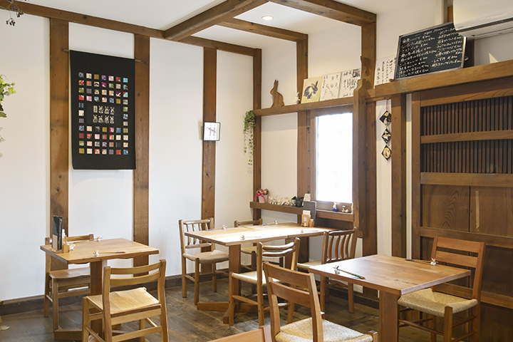 店內擺放著藝術家製作的椅子。 由於店主夫婦正值兔年，兔子圖案的單品隨處可見。