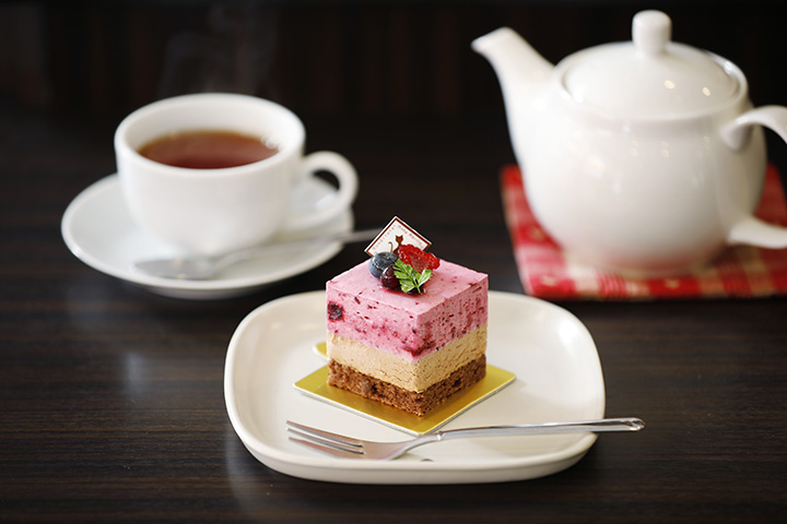 「黑加侖巧克力」（400日圓）使用了店主親手採摘的當地產黑加侖慕斯。 也提供壺服務茶（410日圓）。