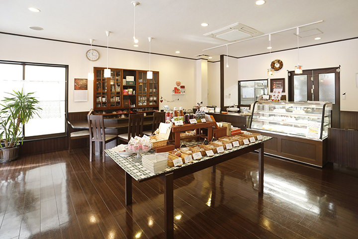 中央的桌子上擺放著大約20種簡單的烘焙點心。