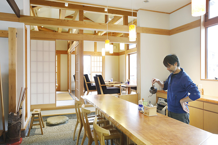 2010年開業。 柴火爐冬天暖和