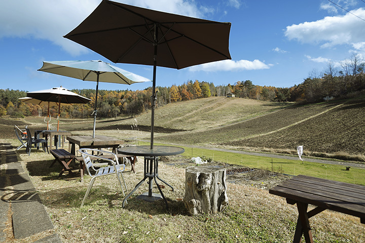 露臺，您可以一邊享用美食和茶，一邊欣賞高原的風景