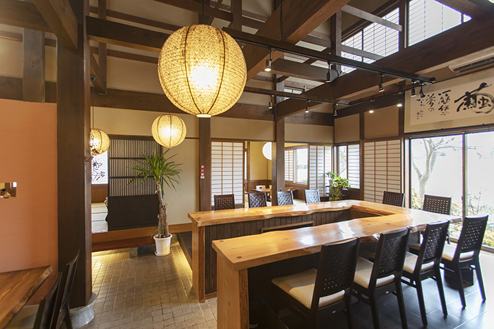 店內空間寬敞，有U型吧台、桌子座位和榻榻米座位。