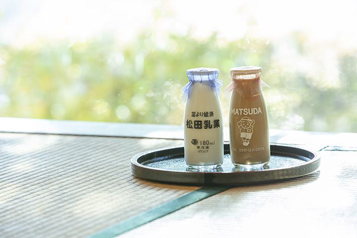 「松田瓶裝牛奶」和「松田咖啡」，上面印有可愛的口號和「健康勝於財富」的插圖，各130日圓