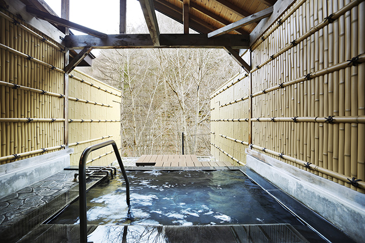 一座位於海拔1,050公尺、未開發地區的山區別墅。 那個能感受到山谷微風的露天溫泉場，非常棒。