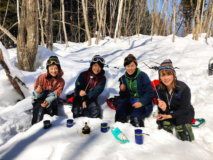 硬化雪鋪桌子，喝茶和甜點休息一下