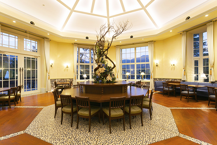 餐廳裡很放鬆，讓人感到放鬆。 從窗外看到的公園風景就像一幅畫