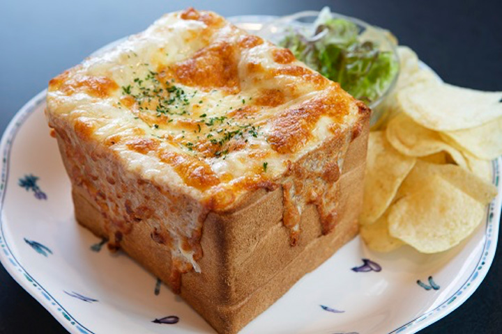 「焗烤麵包」（附沙拉）由6片麵包5片製成 980日圓（未稅）