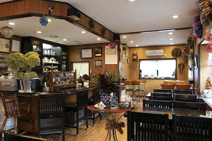 可以悠閒地用餐的餐廳。 店外有露台座位，可以帶寵物入住。