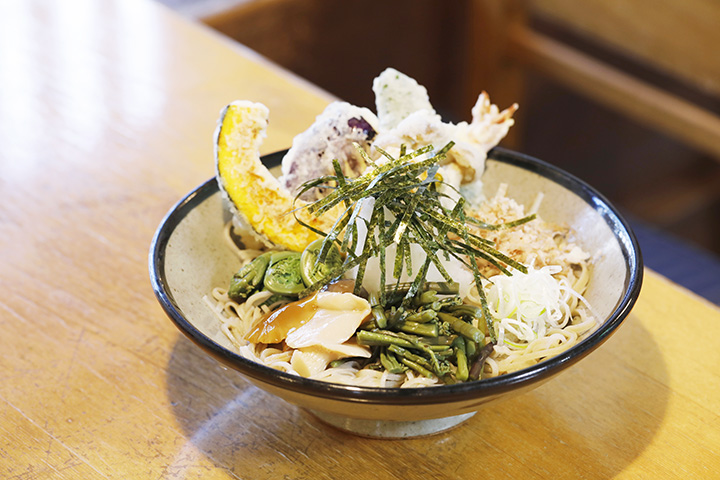 「鹽路蕎麥麵」JPY1700。 天婦羅的清淡美味也是絕品。