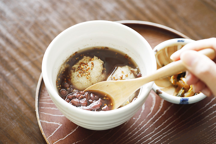 「蕎麥麵煎哉」配有當地人熟悉的泡菜「小谷泡菜」（500日圓）