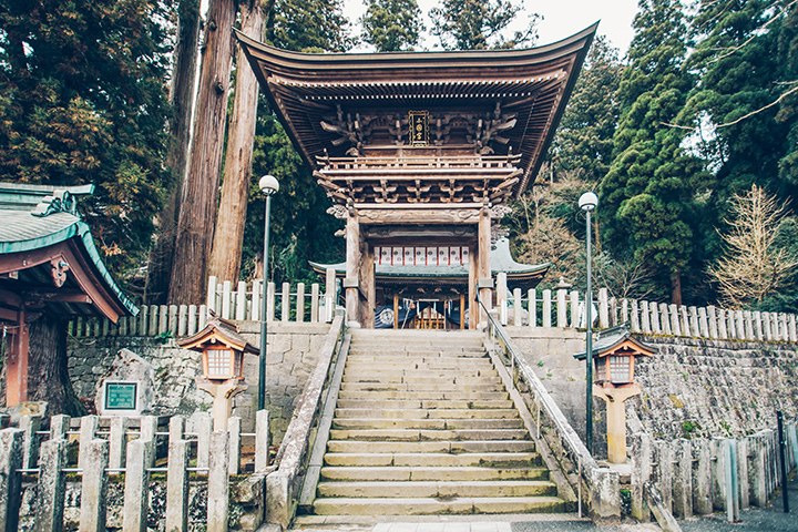 周圍環繞著杉樹林，「小國涼神社」據說有家運繁榮的好處