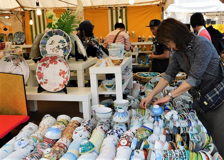 從華麗的傳統圖案到流行的設計，有各種各樣迷人的九谷燒