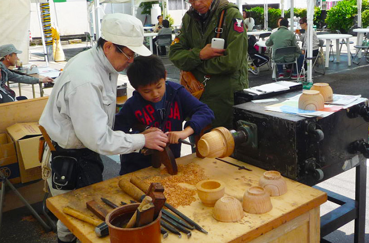 你可以享受木磨的聲音、香氣和反應，「木磨輪體驗」
