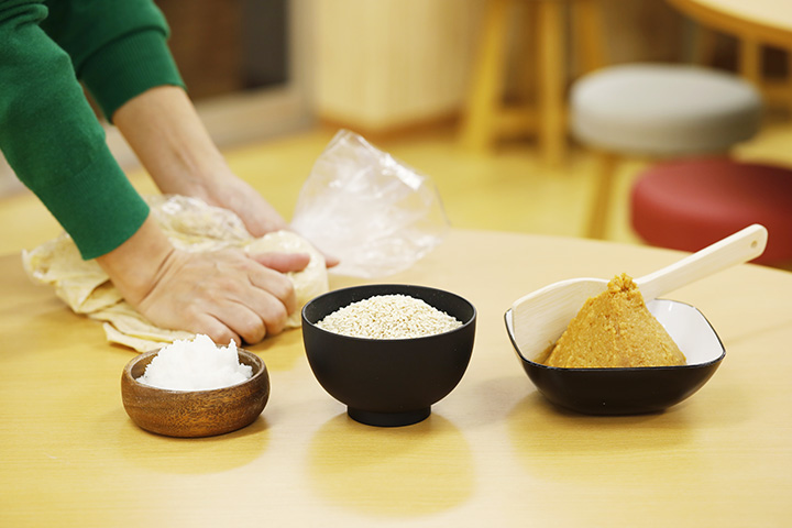 配料是浸泡在水中過夜蒸熟的大豆、鹽、米麴和籽味噌。 大約需要1小時